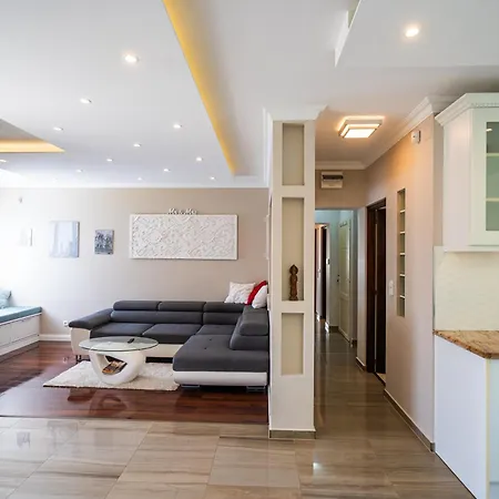 Estike Apartmanhaz Шиофок