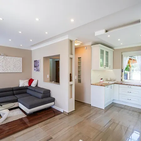 Апартаменты Estike Apartmanhaz Шиофок